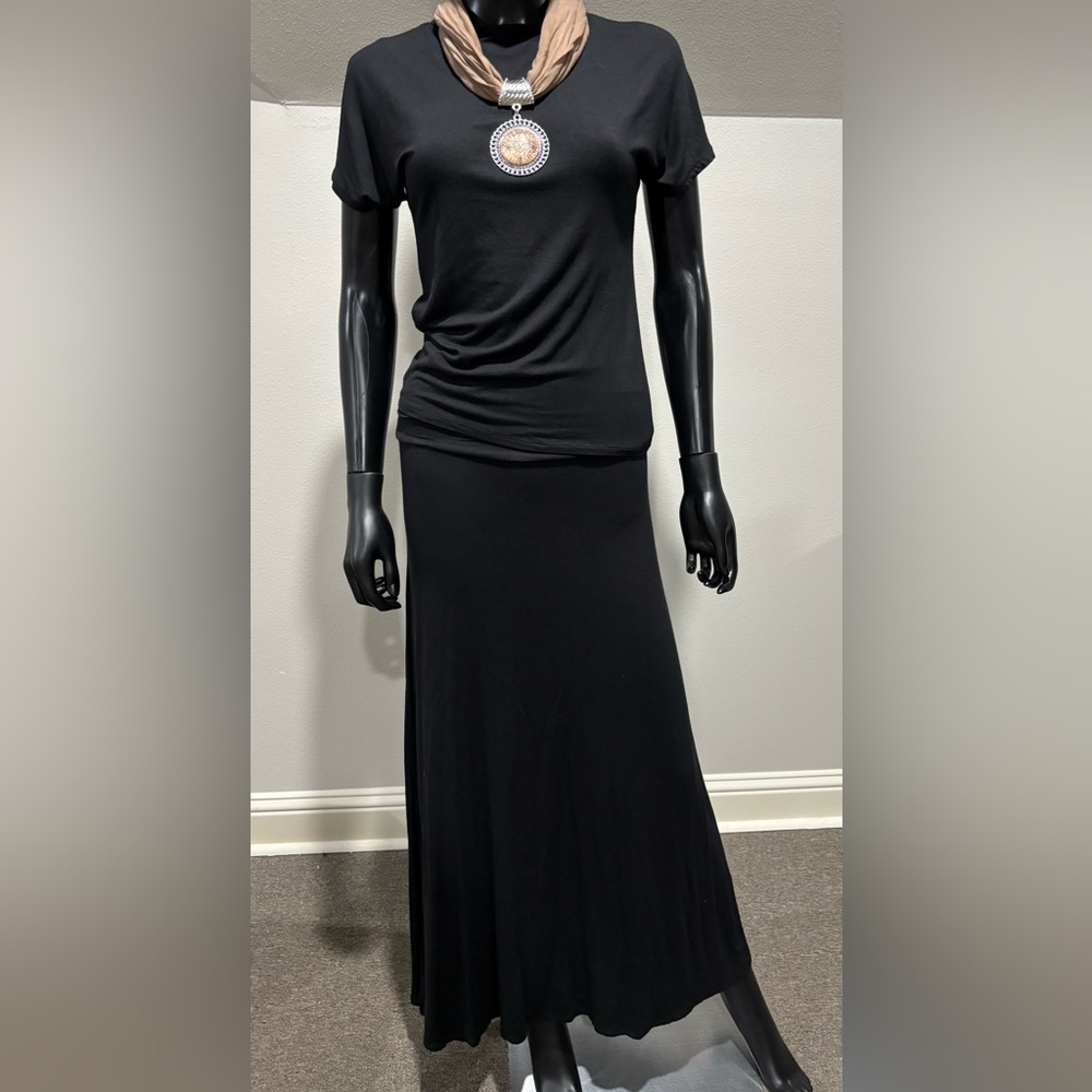 Iman Global Chic Skirt and top set NEW XS  Black & White